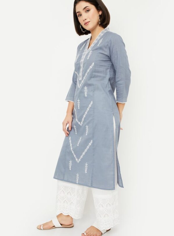 Women Embroidered Straight Kurta - Image 5